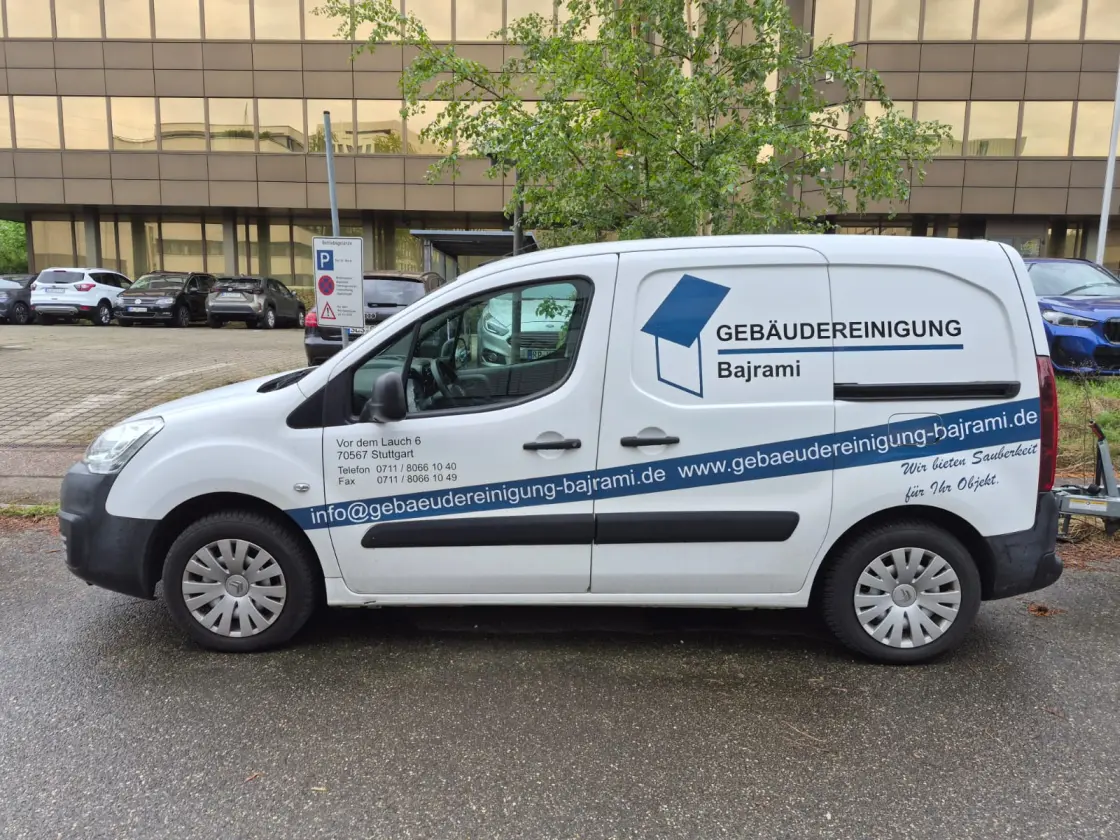 Firmenfahrzeug der Gebäudereinigung Bajrami vor einem Kundenobjekt